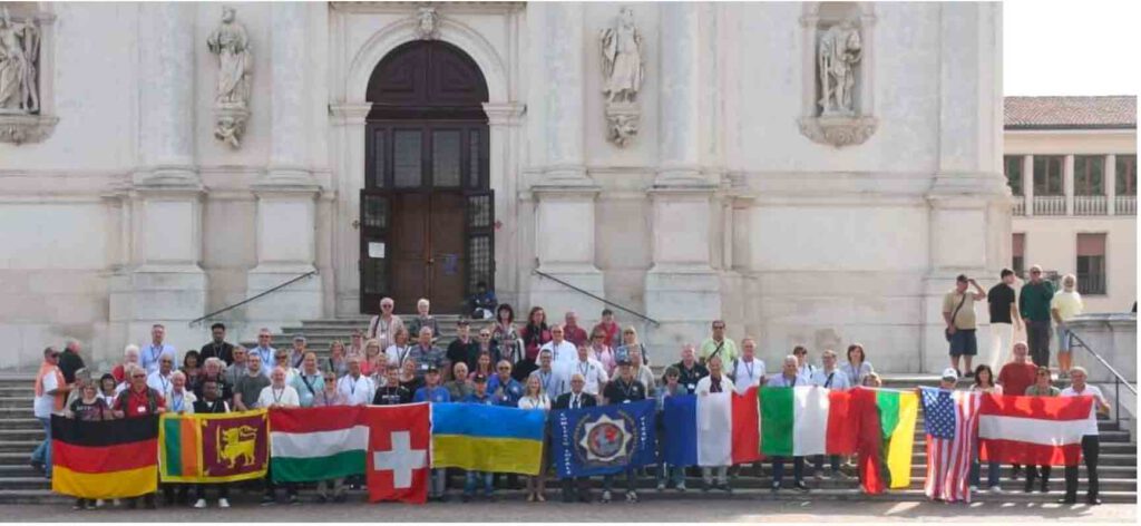 Les participants avec leurs drapeaux sur fond de Sanctuaire de N.D. du Mont Berico