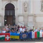 Les participants avec leurs drapeaux sur fond de Sanctuaire de N.D. du Mont Berico