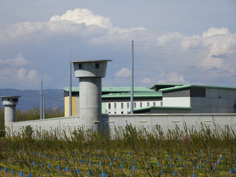 Attaques contre des prisons : Bruno Retailleau et Gérard Darmanin ordonnent un renforcement immédiat de la sécurité​