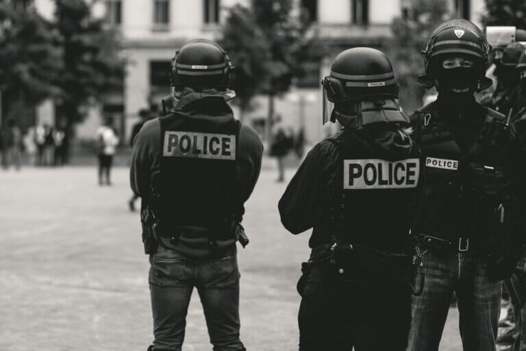 Bar-le-Duc : un policier renversé et traîné par une voiture fait usage de son arme, les suspects en fuite